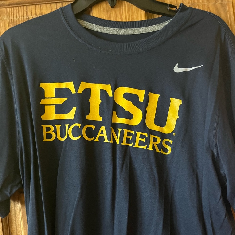 L Nike Etsu T shirt